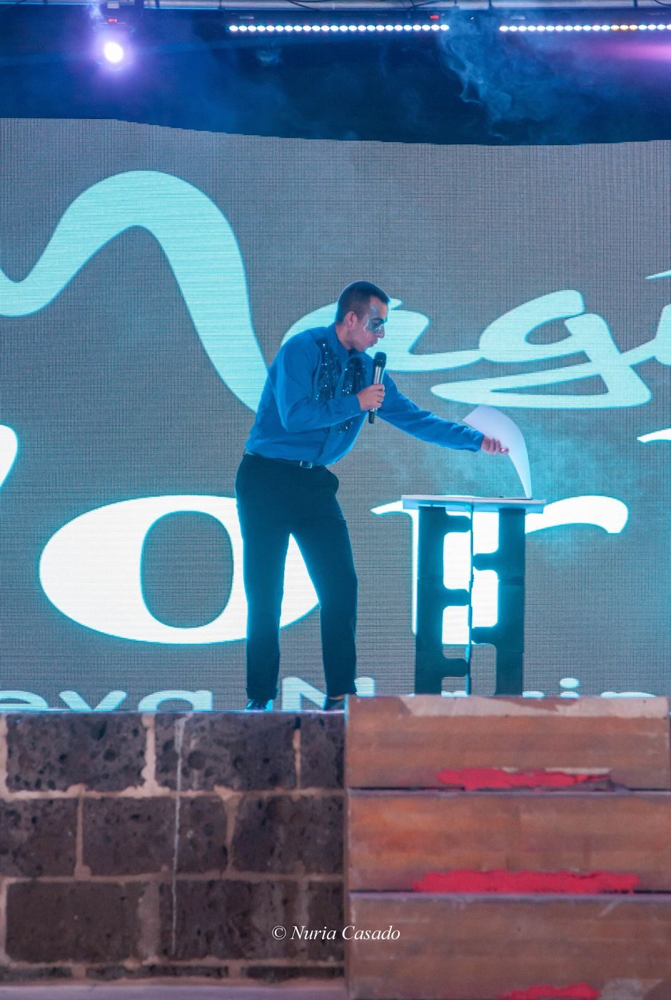 Raúl Fernández, mago y mentalista, actuando en un gran escenario de Madrid