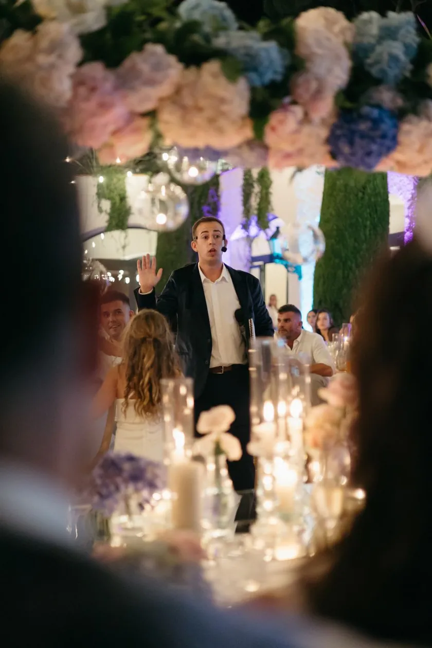 Mago para bodas haciendo mentalismo entre las mesas