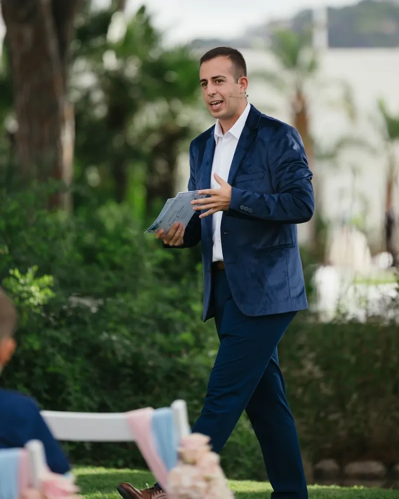 Raúl Fernández presentando un evento en un escenario